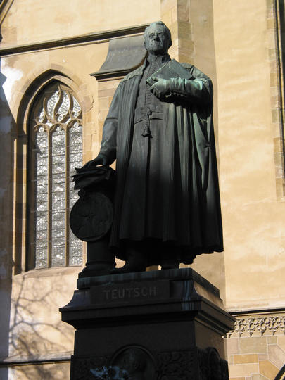 Teutsch Denkmal vor der evangelischen Kirche
Meldungen und Stellungnahmen zu aktuellen Themen rund um Energiewende, Klimaschutz und der nötigen Entwicklung Richtung weltweitem Wohlstand.